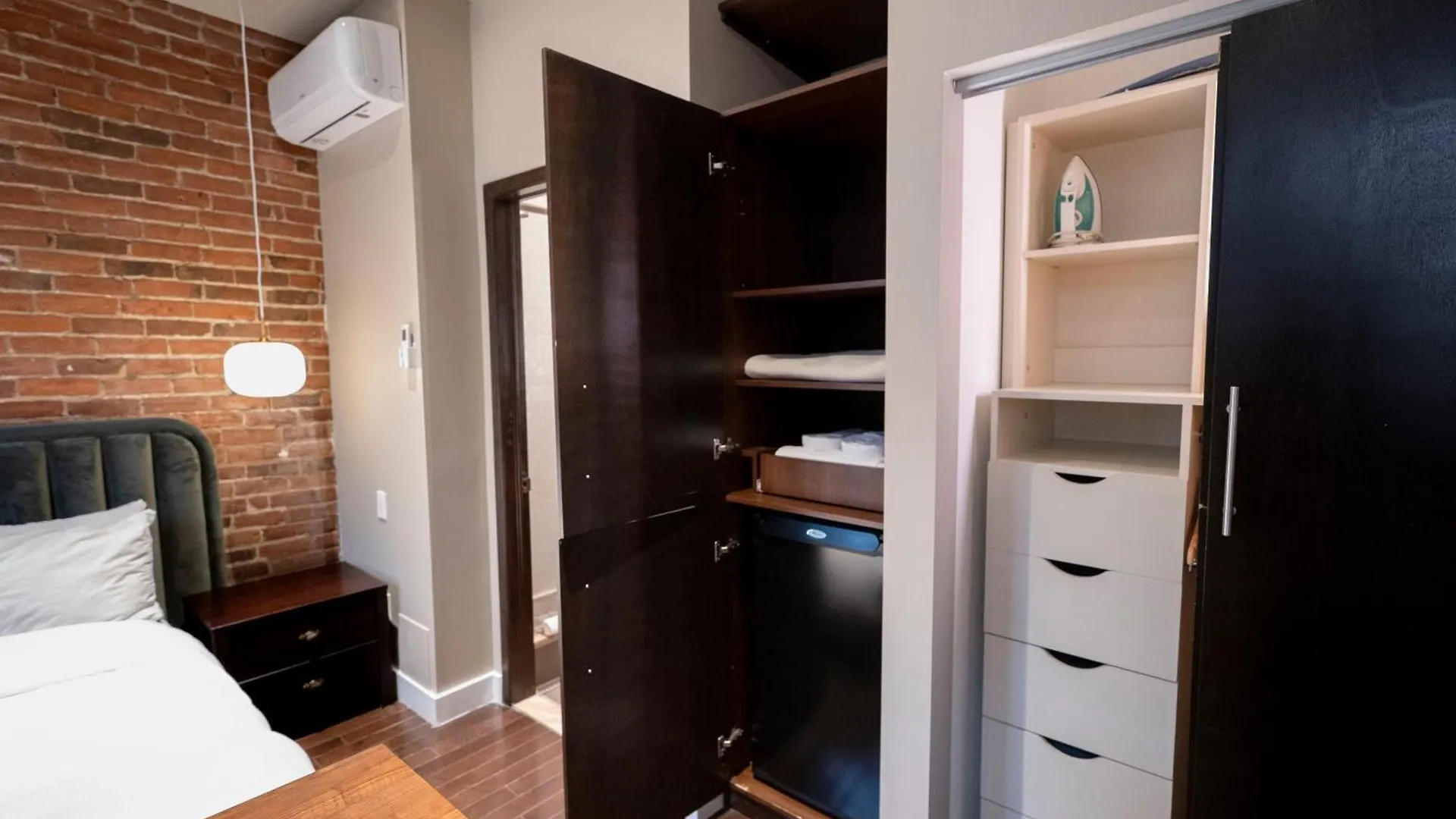 Self Check-In Boutique Hotel - Quartier Latin - Room 202 Montreal Aparthotel