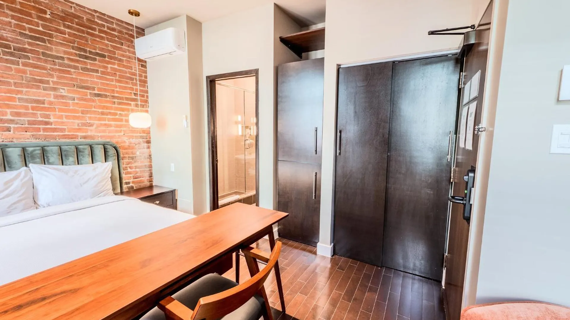 Self Check-In Boutique Hotel - Quartier Latin - Room 202 Montreal Canada