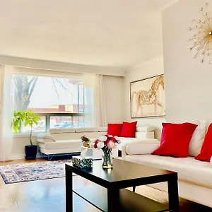 https://cozy-bedroom-in-main-floor-near-york-university-in.hotelstorontoontario.org